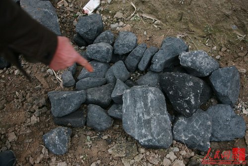 村里的路边上随处都可以看到从煤里捡出来的石头,扔的到处都是.