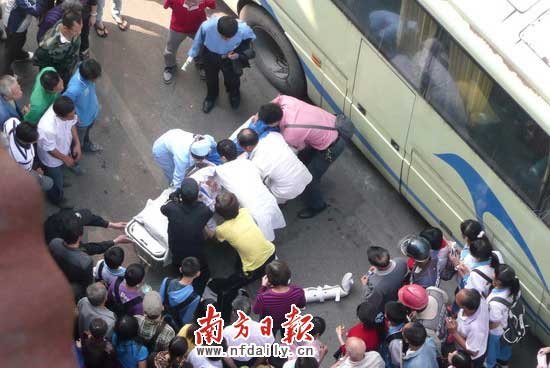 广东清远中学生遭校车碾压致死 校方推卸责任