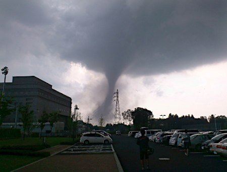 日本關東地區龍捲風與偏西風蛇行等因素有關