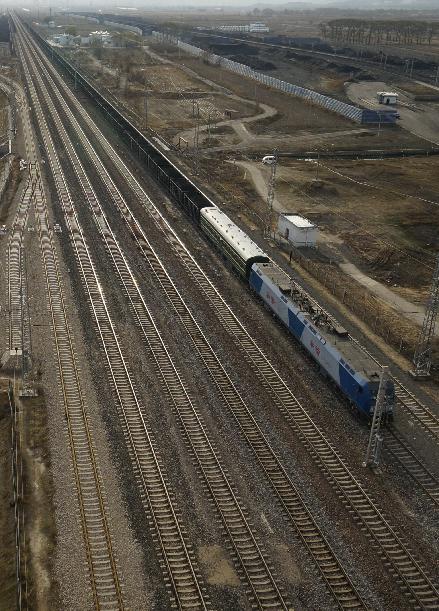 中国3万吨组合列车运行试验成功 车长3971米