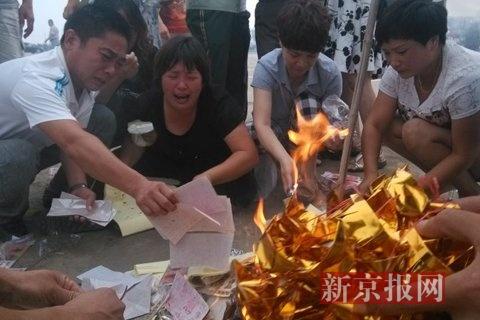 牺牲消防战士头七当天生日 家属买生日蛋糕祭奠