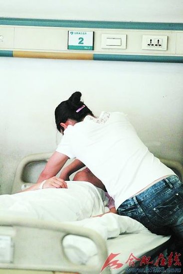 女孩小刘洗澡时不慎触电,而男友小郭为了救她,不幸被电击中身亡