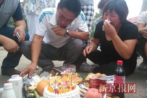 牺牲消防战士头七当天生日 家属买生日蛋糕祭奠