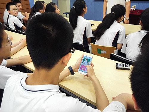 休闲娱乐是学生使用手机的主要用途之一