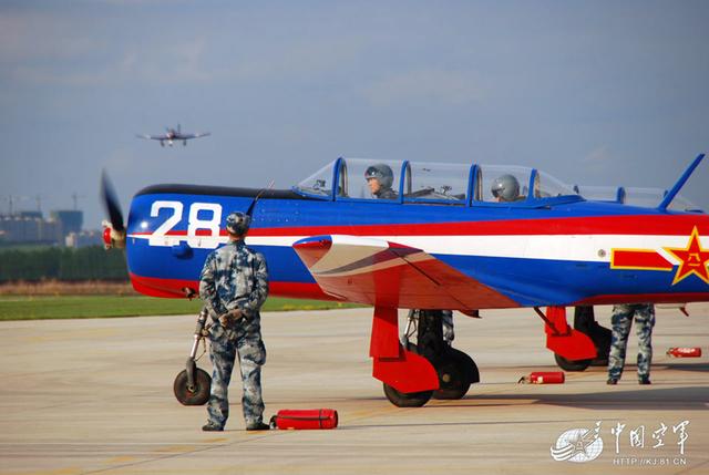 中国空军初教6将超期服役 已服役半个多世纪