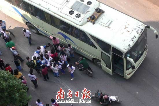 广东清远中学生遭校车碾压致死 校方推卸责任