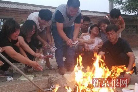 牺牲消防战士头七当天生日 家属买生日蛋糕祭奠