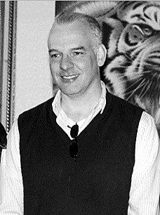 尼尔·海伍德是通过毛遂自荐的方式,才与华灵四方取得联系