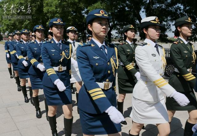 解放军三军仪仗队女兵首次公开亮相