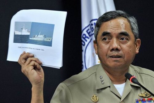 菲律宾海军司令官巴玛展示中国海监船的照片.
