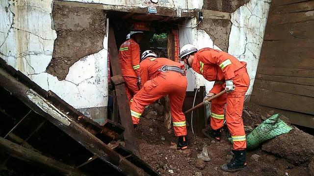 5級地震,震源深度12千米,震中位於魯甸縣龍頭山鎮.