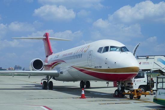 这张照片是在摆渡车里拍摄的.马上就要到飞机边上了.