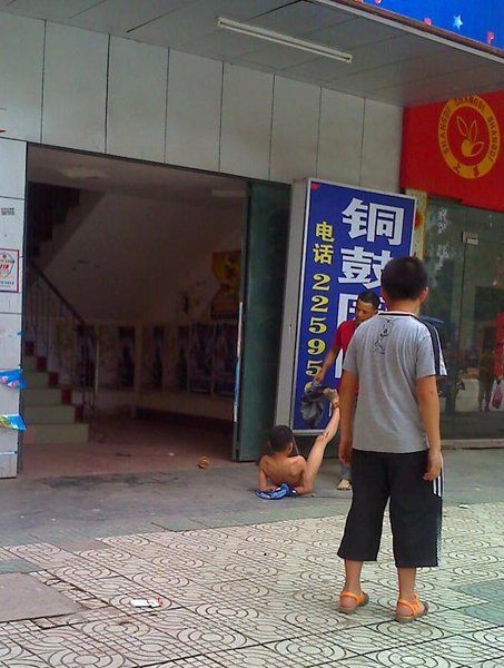 近日,在广西某网站论坛上一组题为"虐待儿童"的照片引起强烈关注