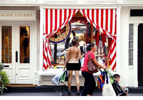 女摄影师记录自己纽约街头裸体生活