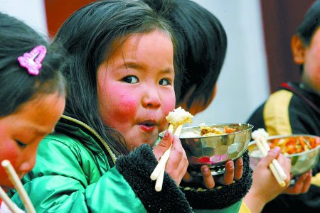 河南贫困地区儿童营养堪忧 饿极了就睡觉(图)