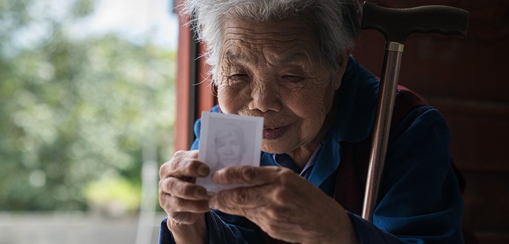 中国人的一天第3214期：82岁老人为爱千里寻光