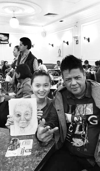 陈群丹在国外旅行时与当地人合影