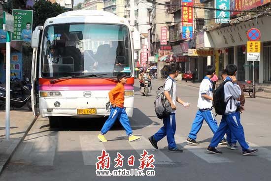 广东清远中学生遭校车碾压致死 校方推卸责任