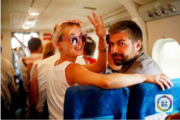 俄流行歌手波琳娜&middot;加加林娜与现任丈夫,摄影师