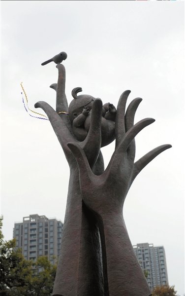吴菊萍雕像图片