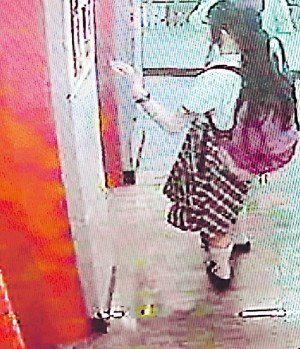 误入旧电梯停电被困 港少女靠一瓶水挨过17小时