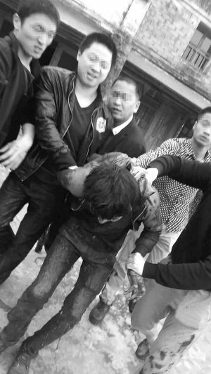 四劫匪绑架人质后驾保时捷逃走连撞5辆警车