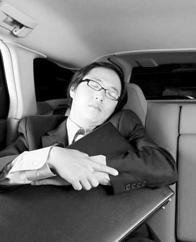 一坐上车就睡,累了靠着车窗打个盹,这看似减少了旅途疲惫,却带来了