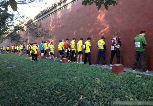 马拉松组委会回应集体红墙小便:个别选手行为