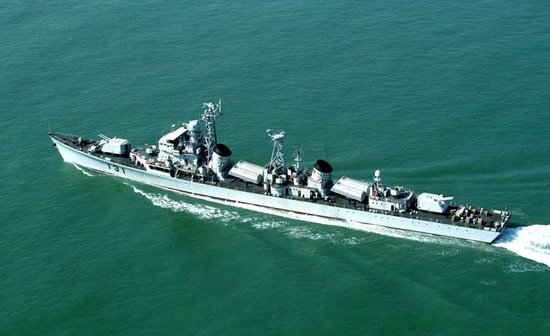 资料图:东海舰队131南京号驱逐舰,属于051型,该级舰航速超过35节,对