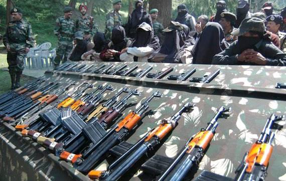 资料图:印度展示缴获的反政府武装枪支