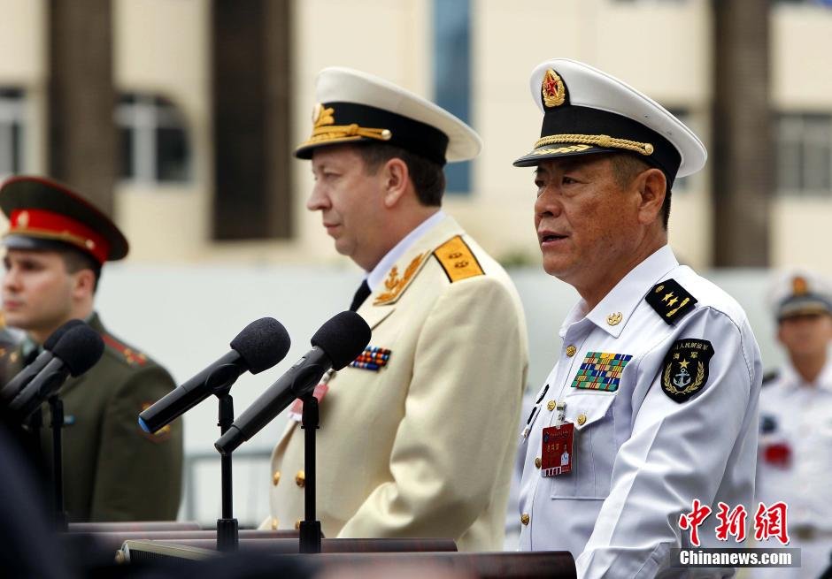 "瓦良格"号导弹巡洋舰抵达上海吴淞军港码头,中国海军举行欢迎仪式