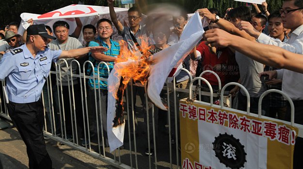 北京示威民众点燃日本国旗 (5)