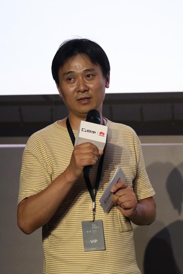 图虫网高级运营总监严志刚,此次展览由其和史民峰共同策展.