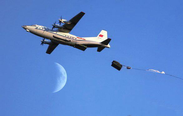 资料图:我军进行高海拔伞兵战车载人空投实验