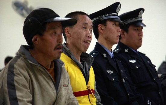 陕西开审公安部a级逃犯张青华砍死5人伤6人案