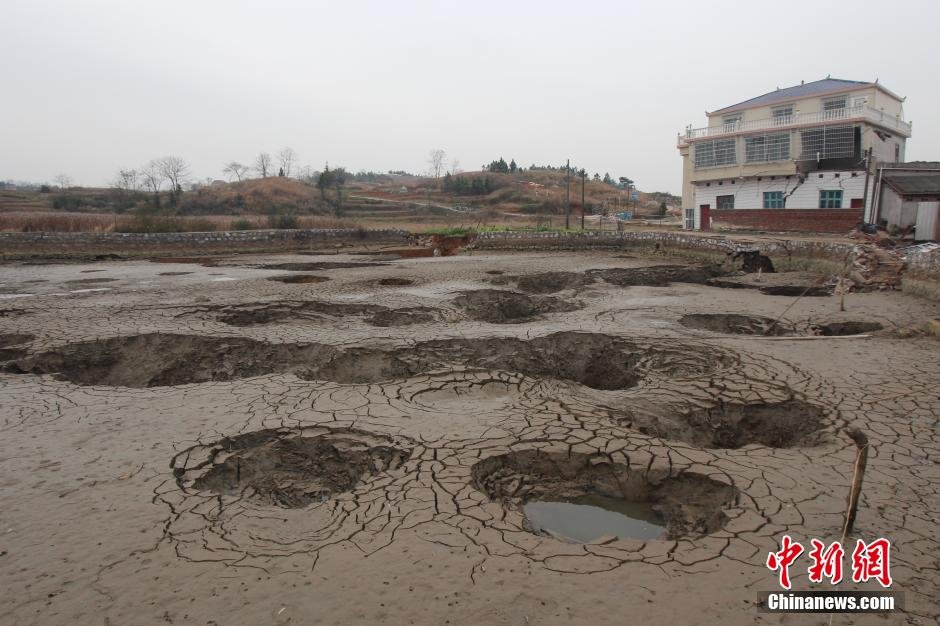 湖南邵阳现天坑村 河水断流田地被吞房塌桥断 - 如是 - 如是博客