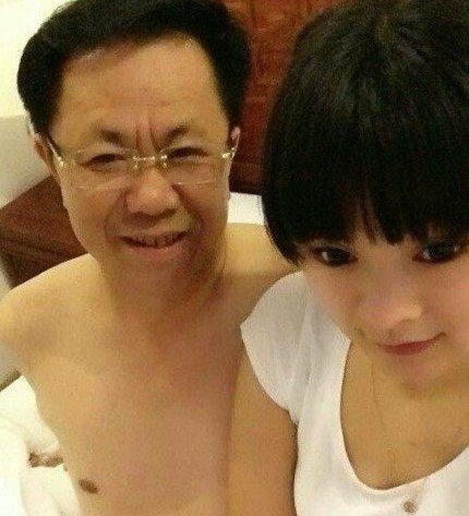 党组书记李广年艳照曝光,他被指包养18岁小情妇,日均待遇不低于纪英男