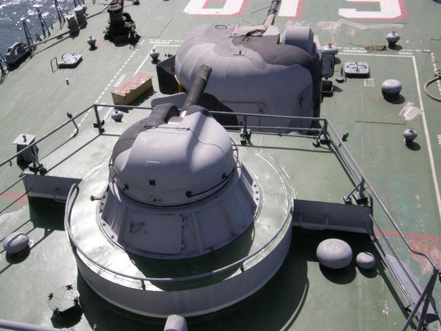 尾部俯瞰船上配备有许多的充气式救生筏主炮是1门100毫米舰炮或1门76