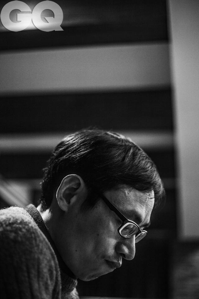 他用一连串的形容词来形容自己当时的状态:"孤独,虚无,黑暗",但又无能