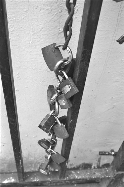 小区大门19把连环锁 为防外来车辆进大院(图)