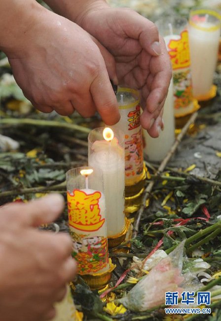 組圖:溫州動車事故遇難者頭七 家屬現場祭奠