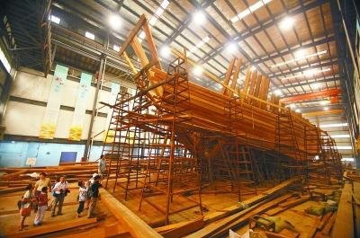 昨天,网友在参观龙江船厂的仿明代宝船建造现场. 本报记者 徐琦摄