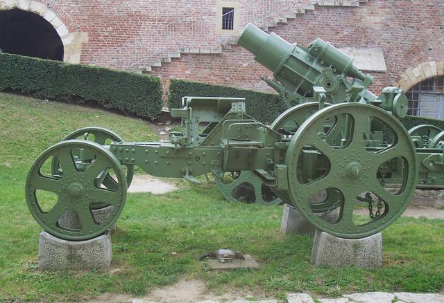 这种榴弹炮的重量为208吨,伺候它需要15～17个人
