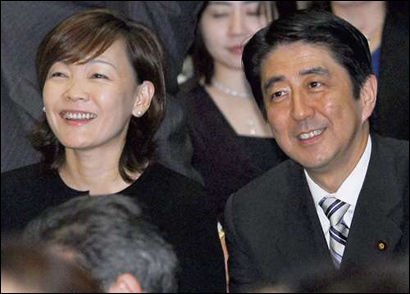 资料图:日本首相安倍晋三与夫人昭惠.