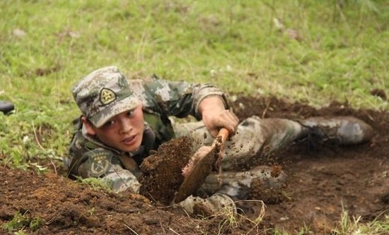 我军战士挖战壕因偶尔冒头被判定"阵亡"