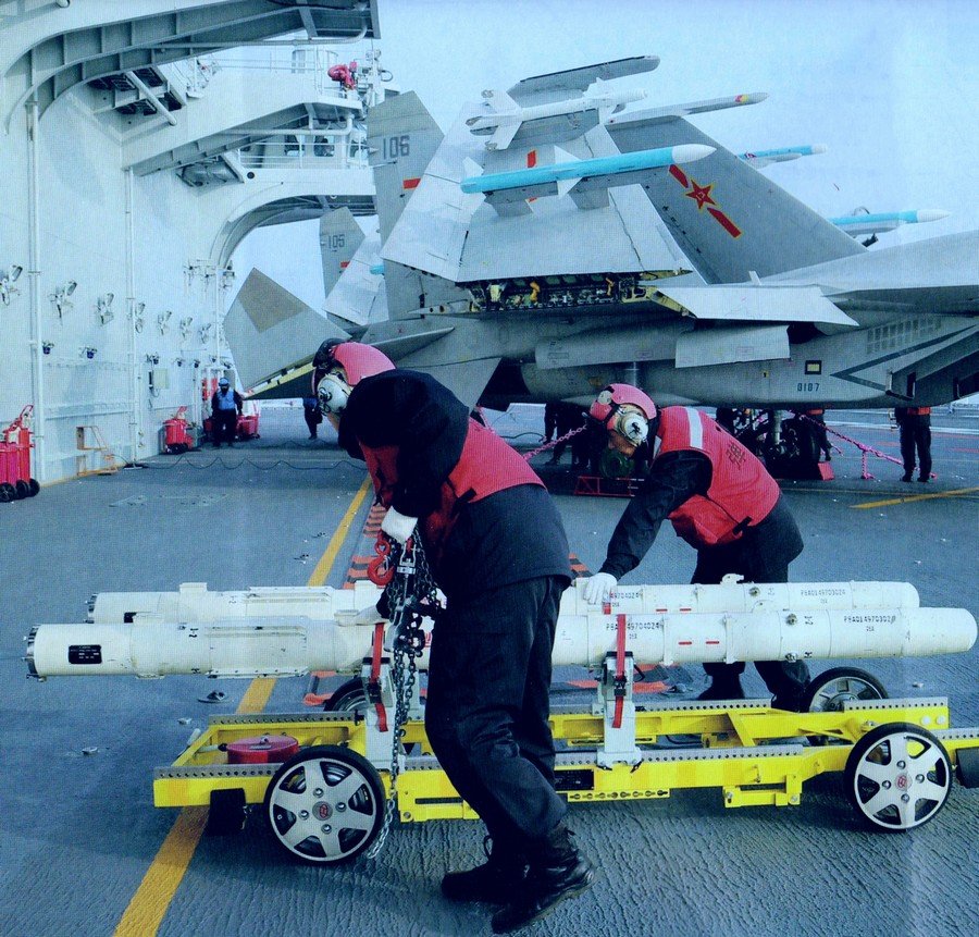 【图片新闻】辽宁舰歼15挂弹画面罕见曝光 许多场面首次公开