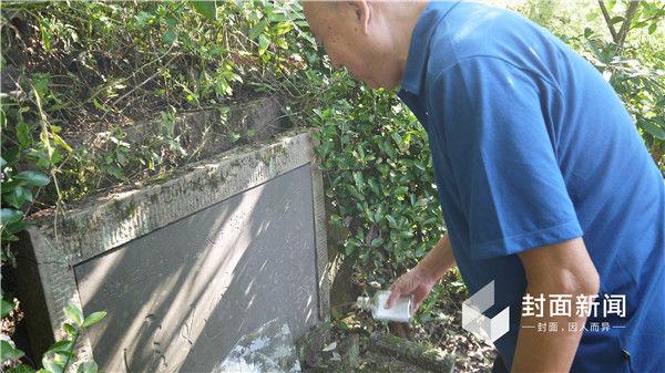 76岁牟其中为母亲扫墓,当年母亲曾为他送牢饭