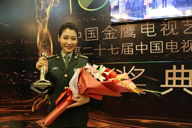 解放军女主持卫晨霞获得两项金鹰奖(图)