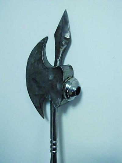 薄铁皮做的道具斧头.