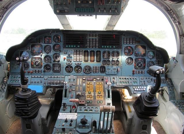 图-160轰炸机的座舱,仪表都是老家伙了.